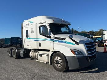  Salvage Freightliner Cascadia 1