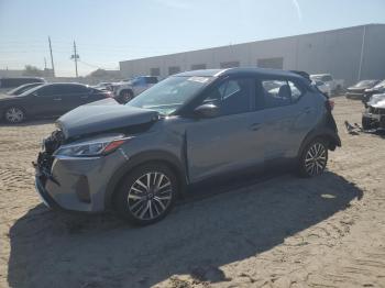  Salvage Nissan Kicks