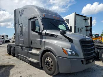  Salvage Freightliner Cascadia 1