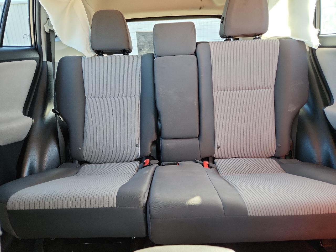 Toyota RAV4 Le Image 9