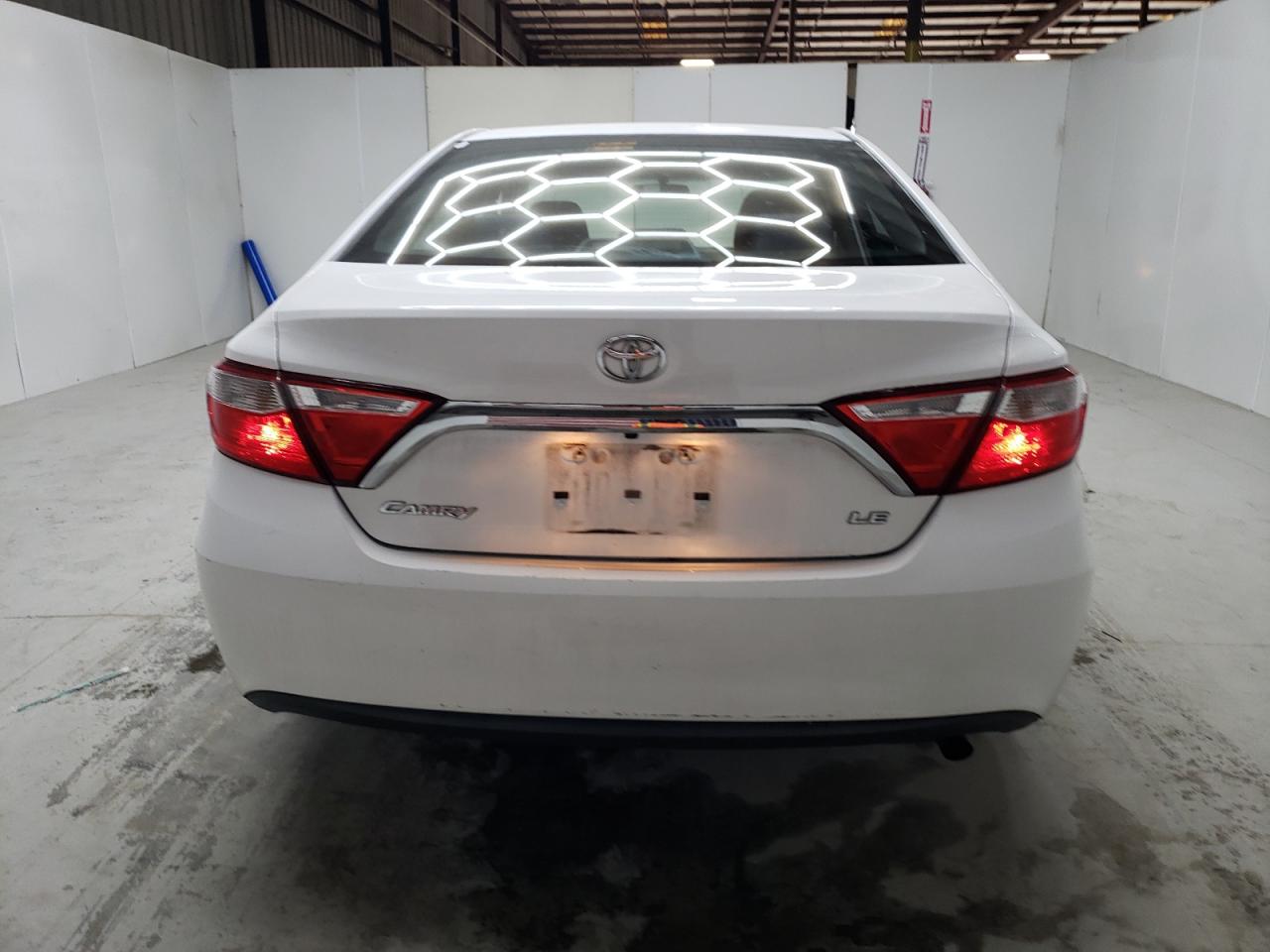 Toyota Camry Le Image 8