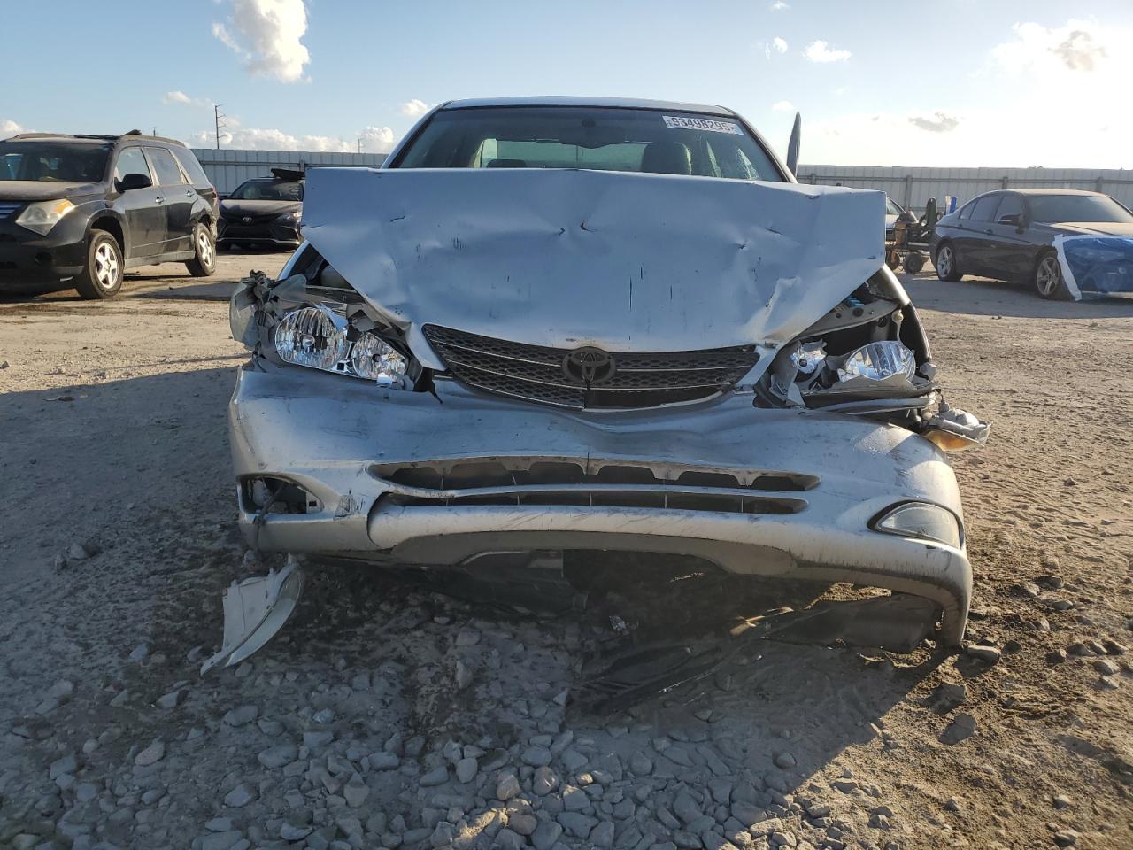 Toyota Camry Le Image 3