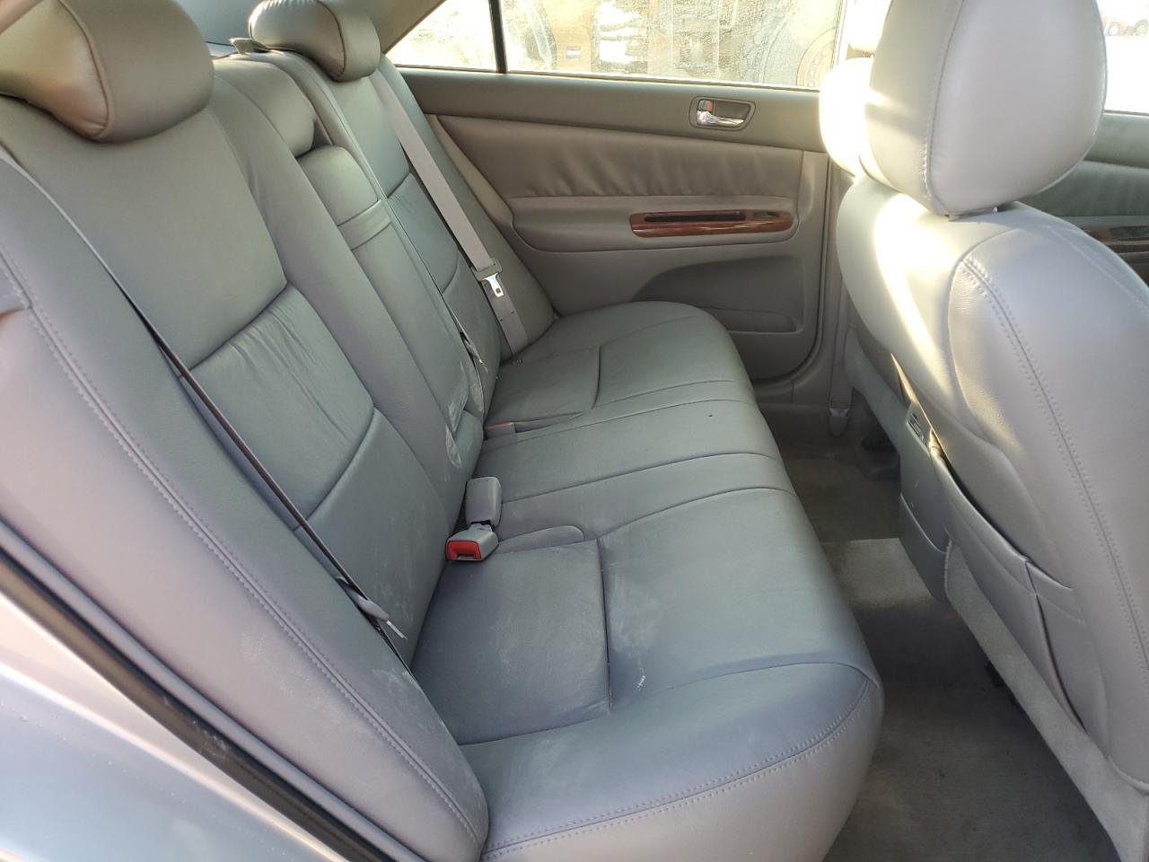 Toyota Camry Le Image 10