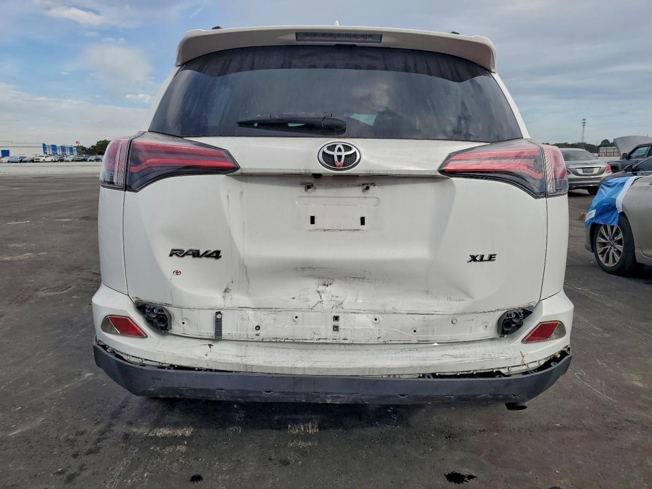 Toyota RAV4 Xle Image 4