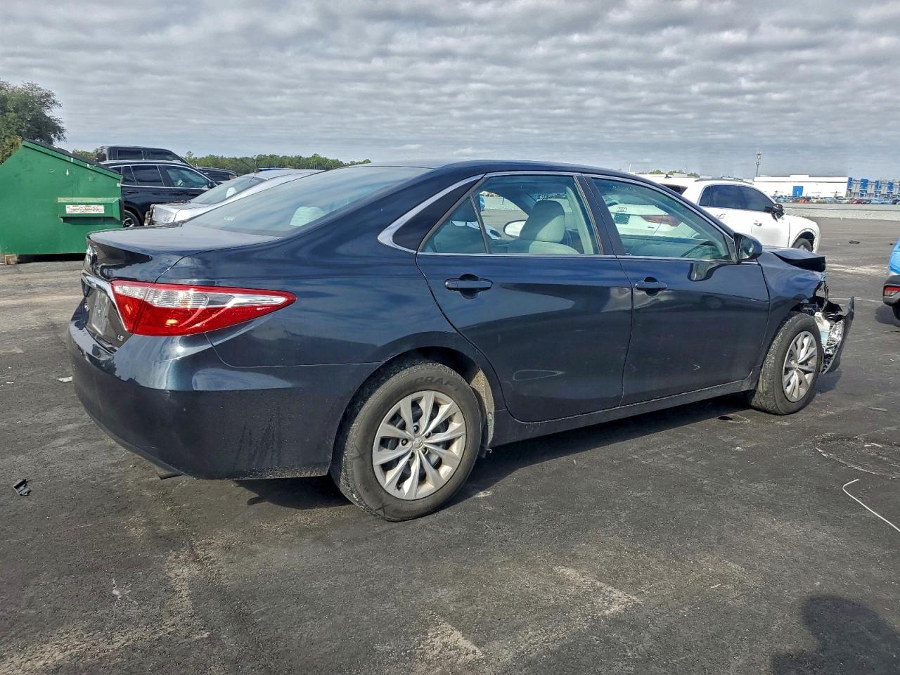 Toyota Camry Le Image 5