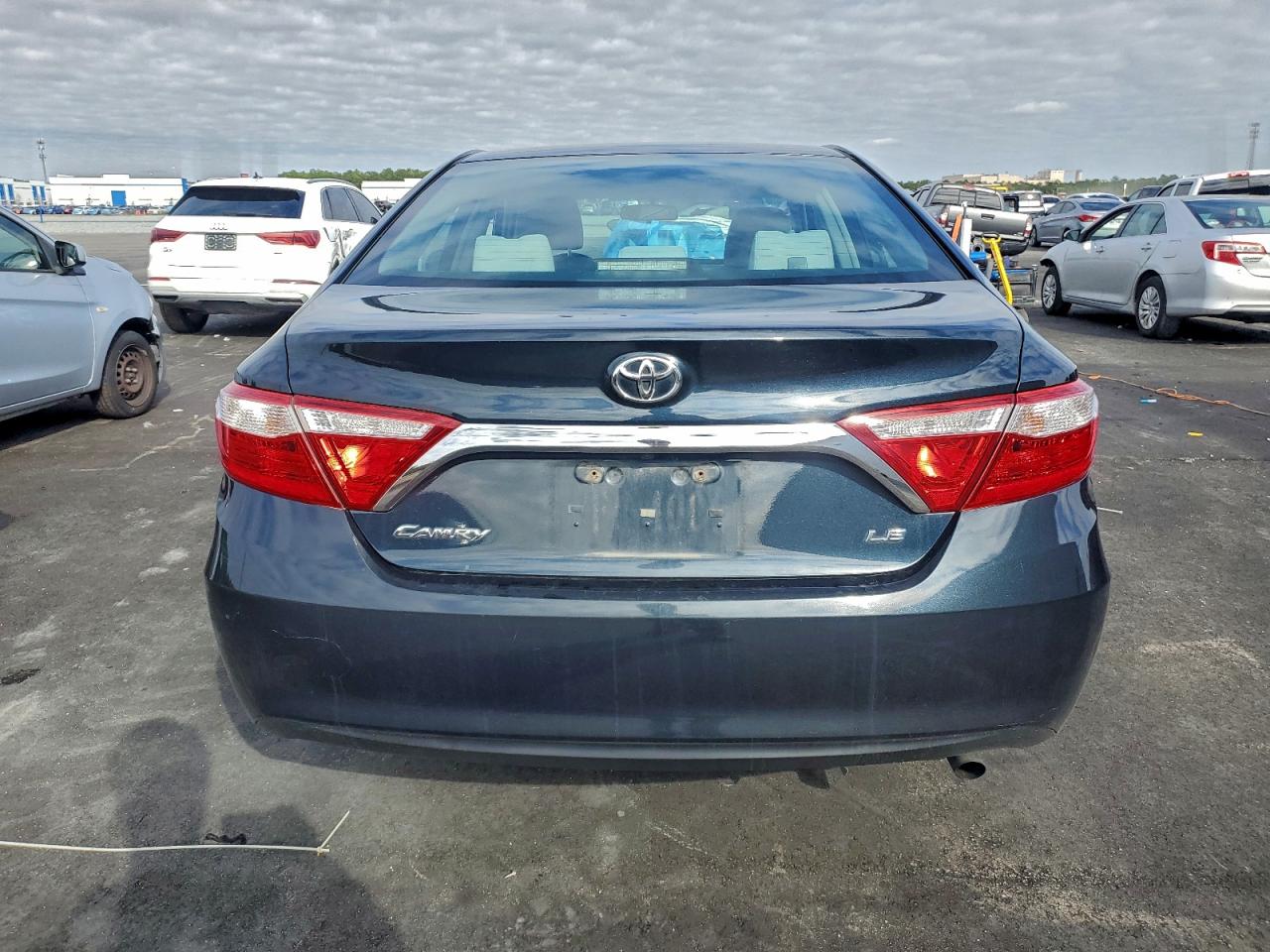 Toyota Camry Le Image 8