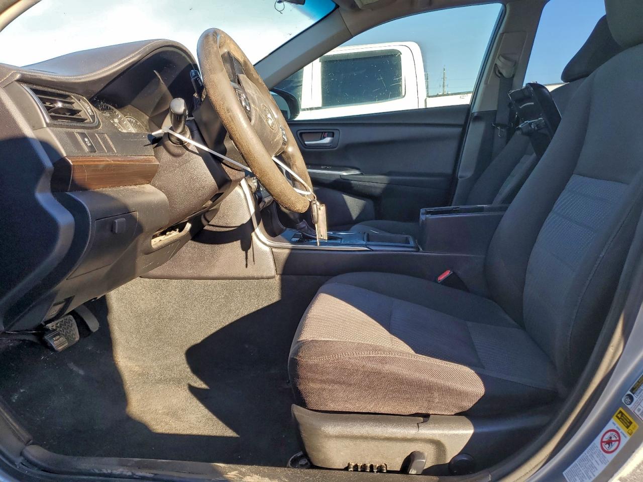 Toyota Camry Le Image 6