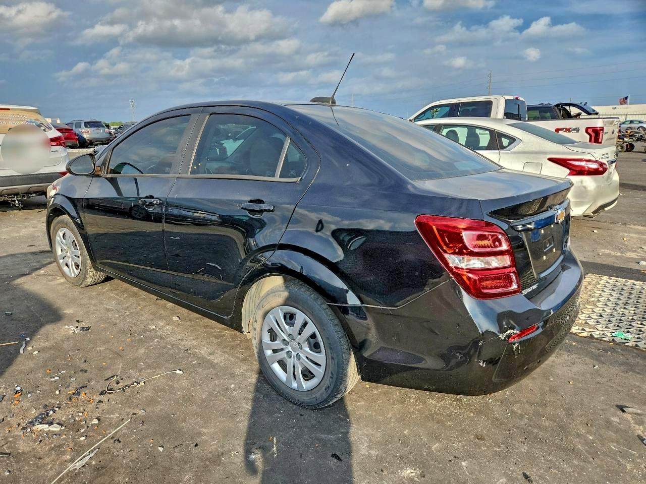 Chevrolet Sonic Ls Image 3