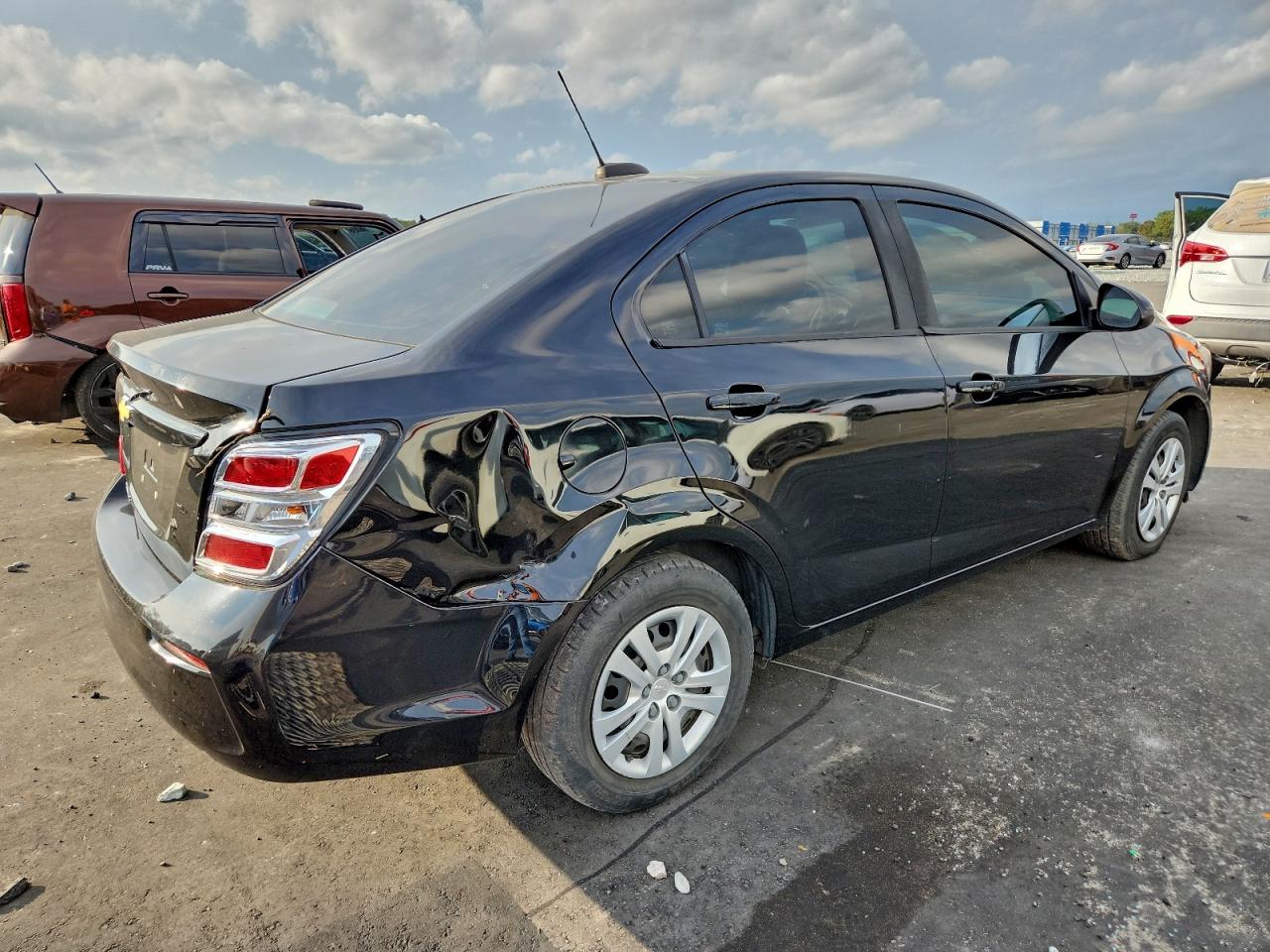 Chevrolet Sonic Ls Image 4