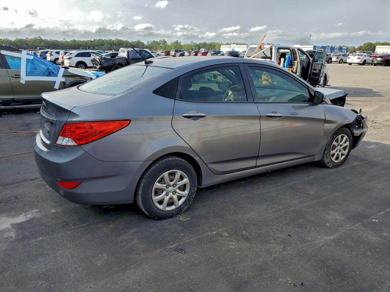 Hyundai ACCENT Gls Image 8