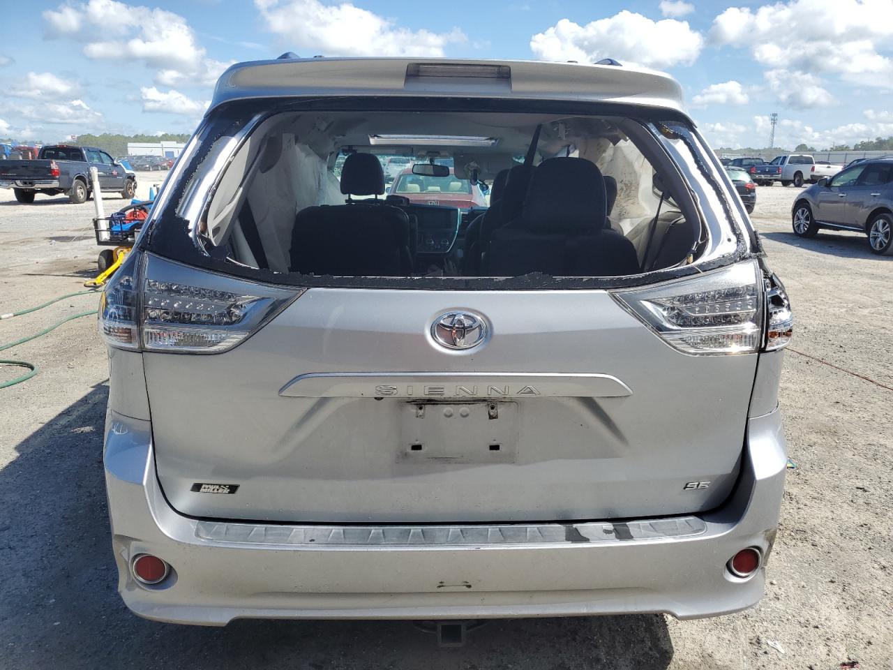 Toyota Sienna Se Image 8