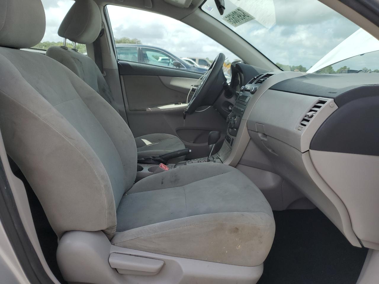 Toyota Corolla Base Image 4