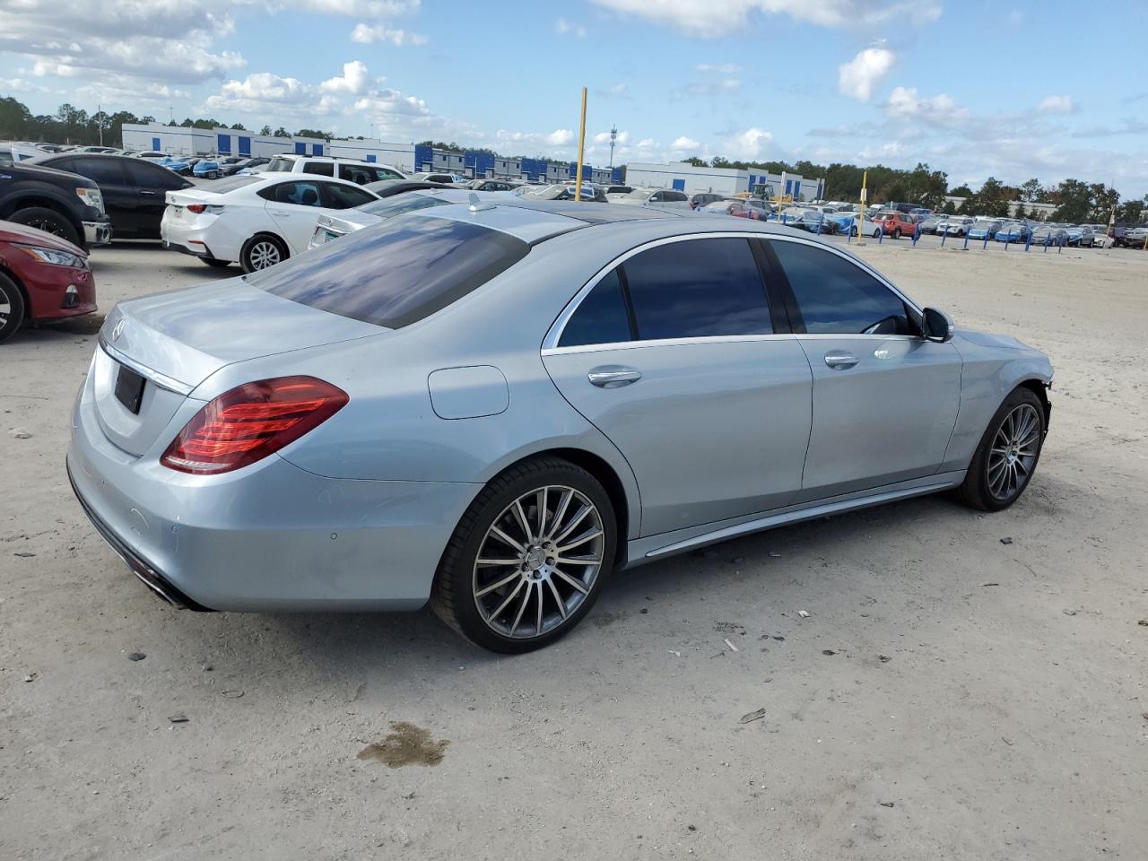 Mercedes-Benz S-Class 550 Image 2
