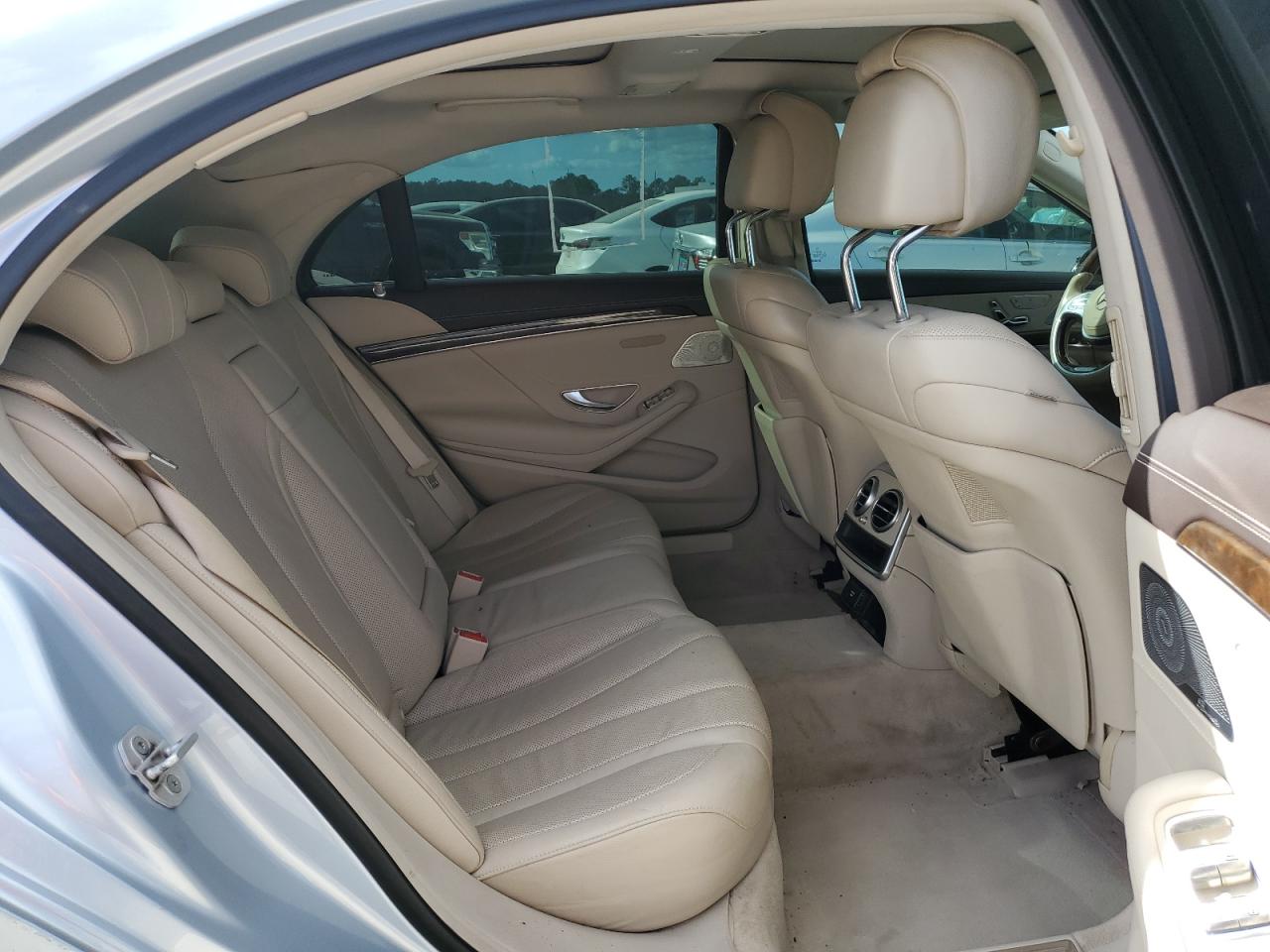 Mercedes-Benz S-Class 550 Image 11