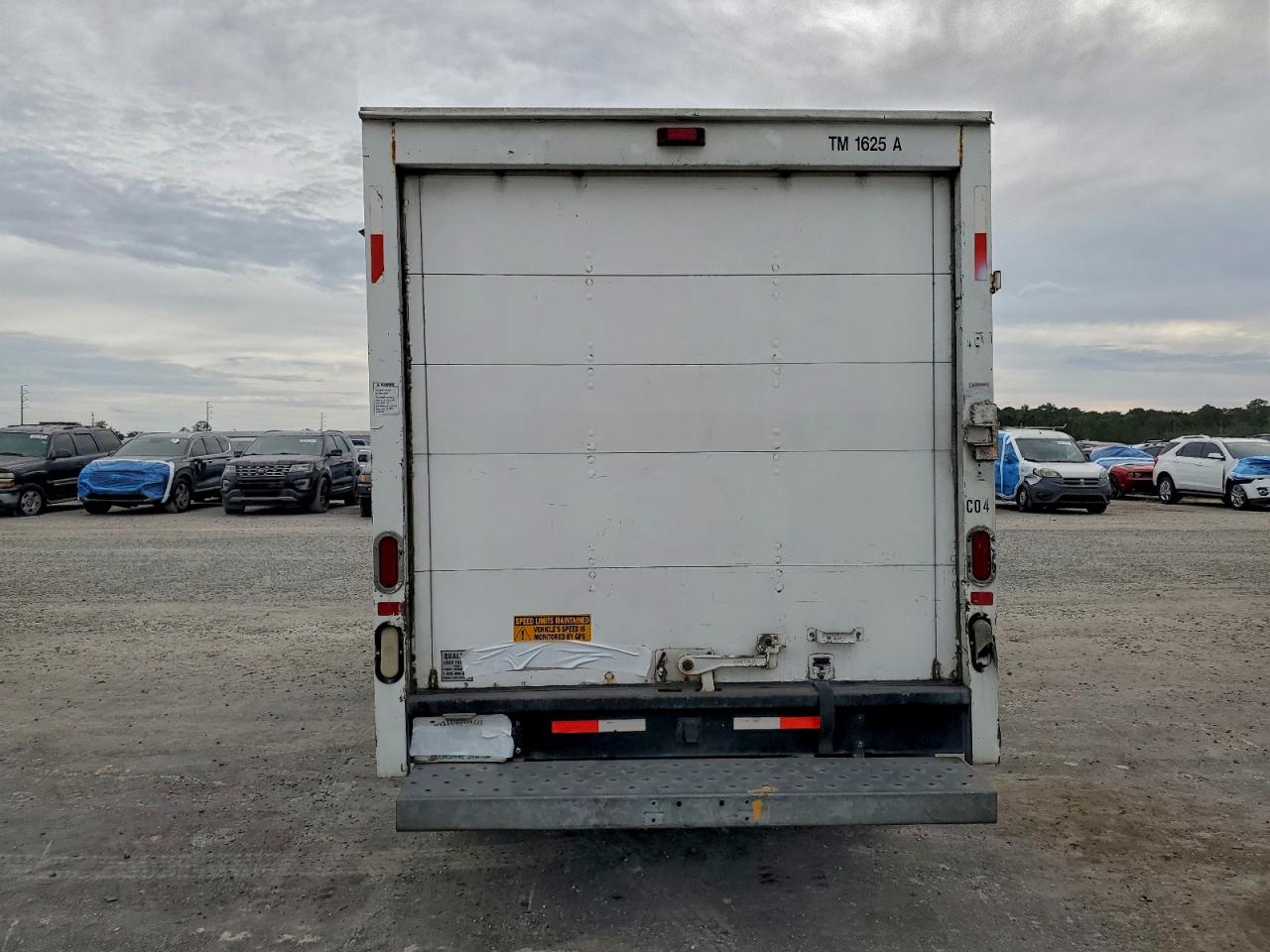 GMC Savana Cutaway G3500 Image 9