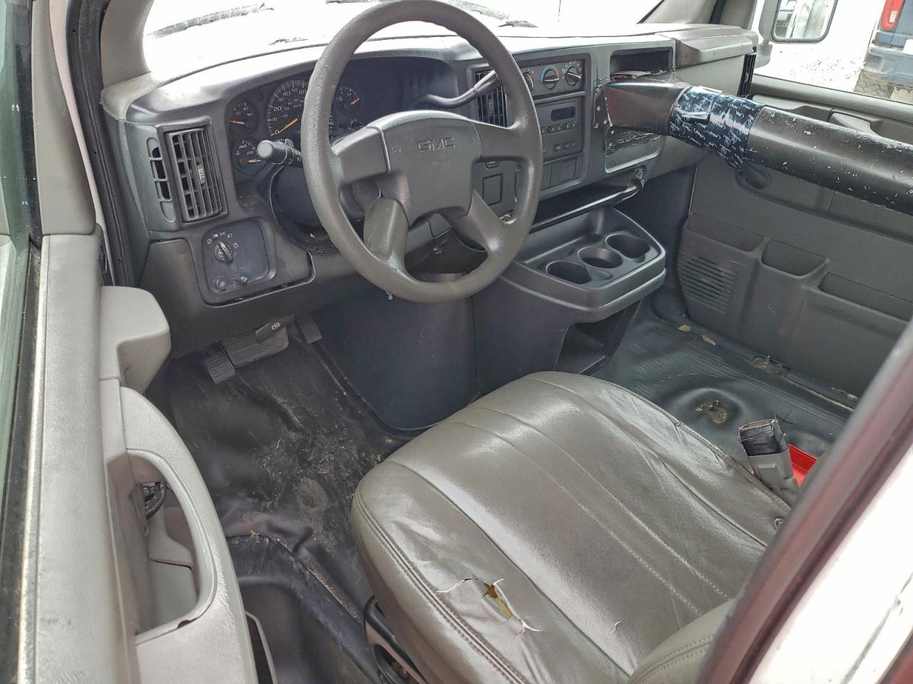 GMC Savana Cutaway G3500 Image 7