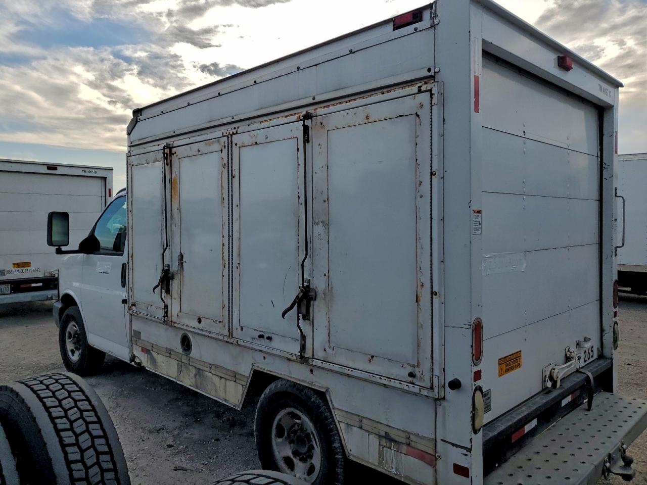 GMC Savana Cutaway G3500 Image 7