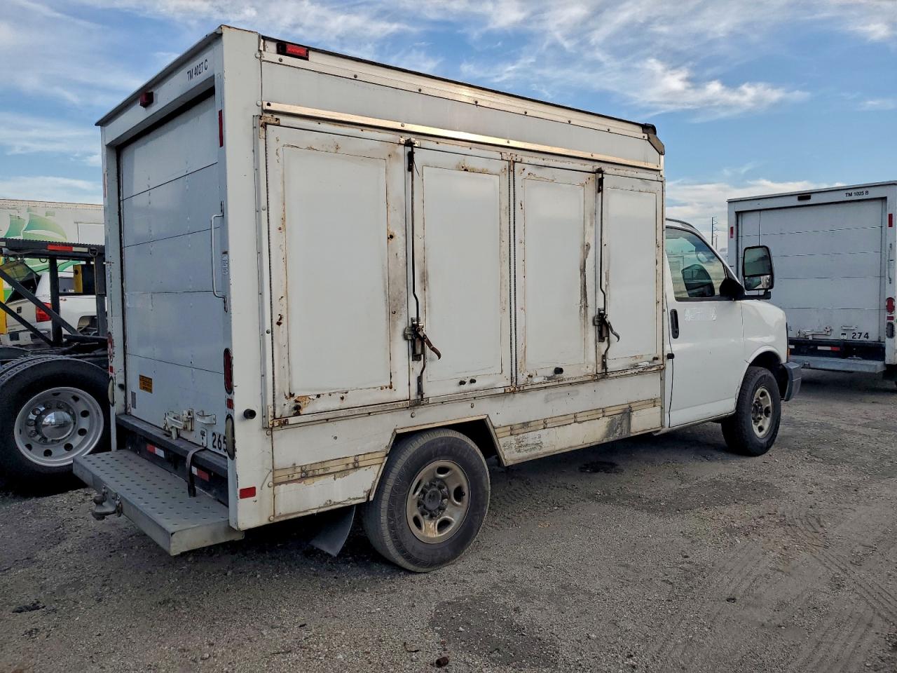 GMC Savana Cutaway G3500 Image 11