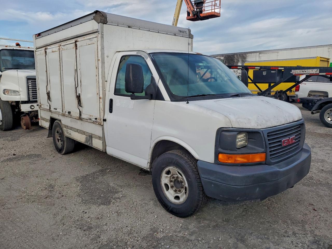 GMC Savana Cutaway G3500 Image 6