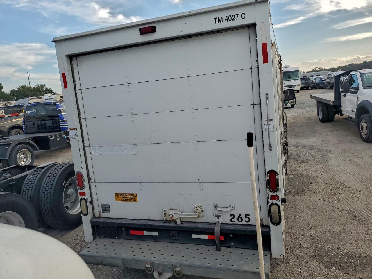 GMC Savana Cutaway G3500 Image 9