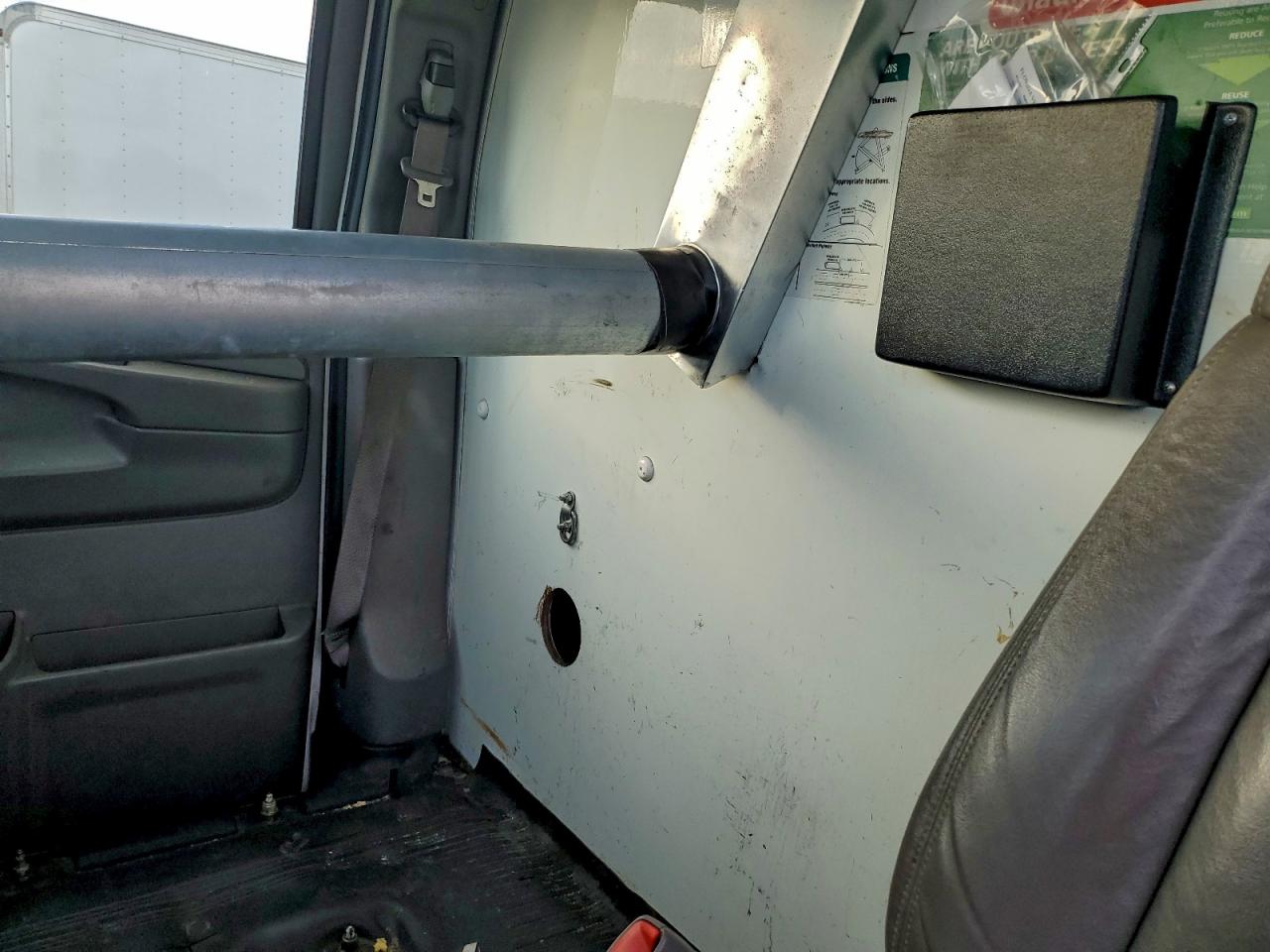 GMC Savana Cutaway G3500 Image 4