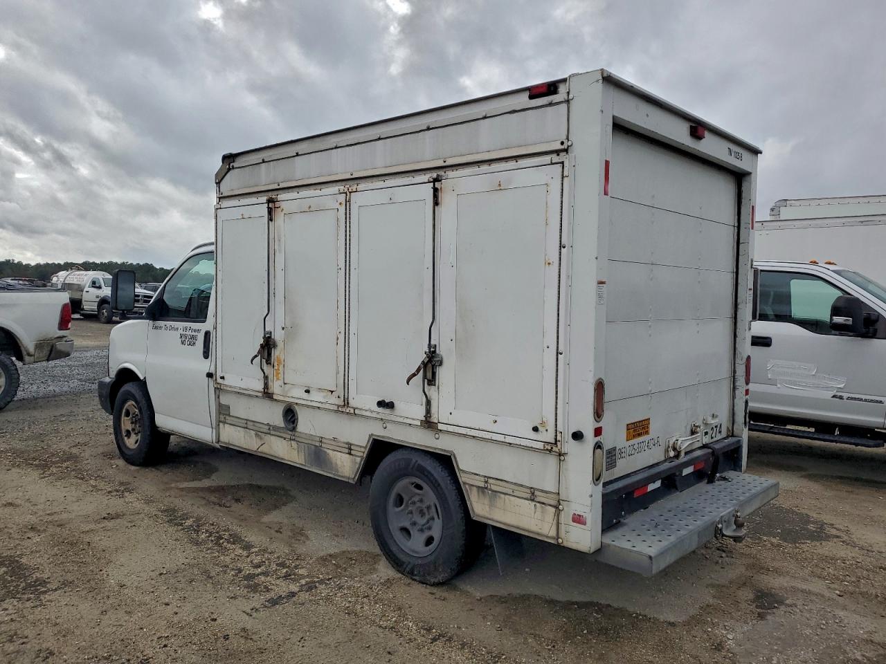 GMC Savana Cutaway G3500 Image 3