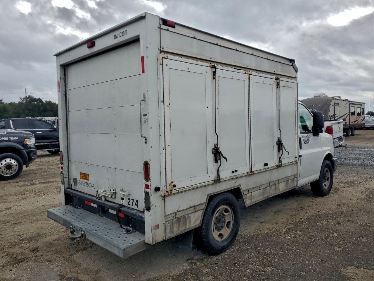 GMC Savana Cutaway G3500 Image 2