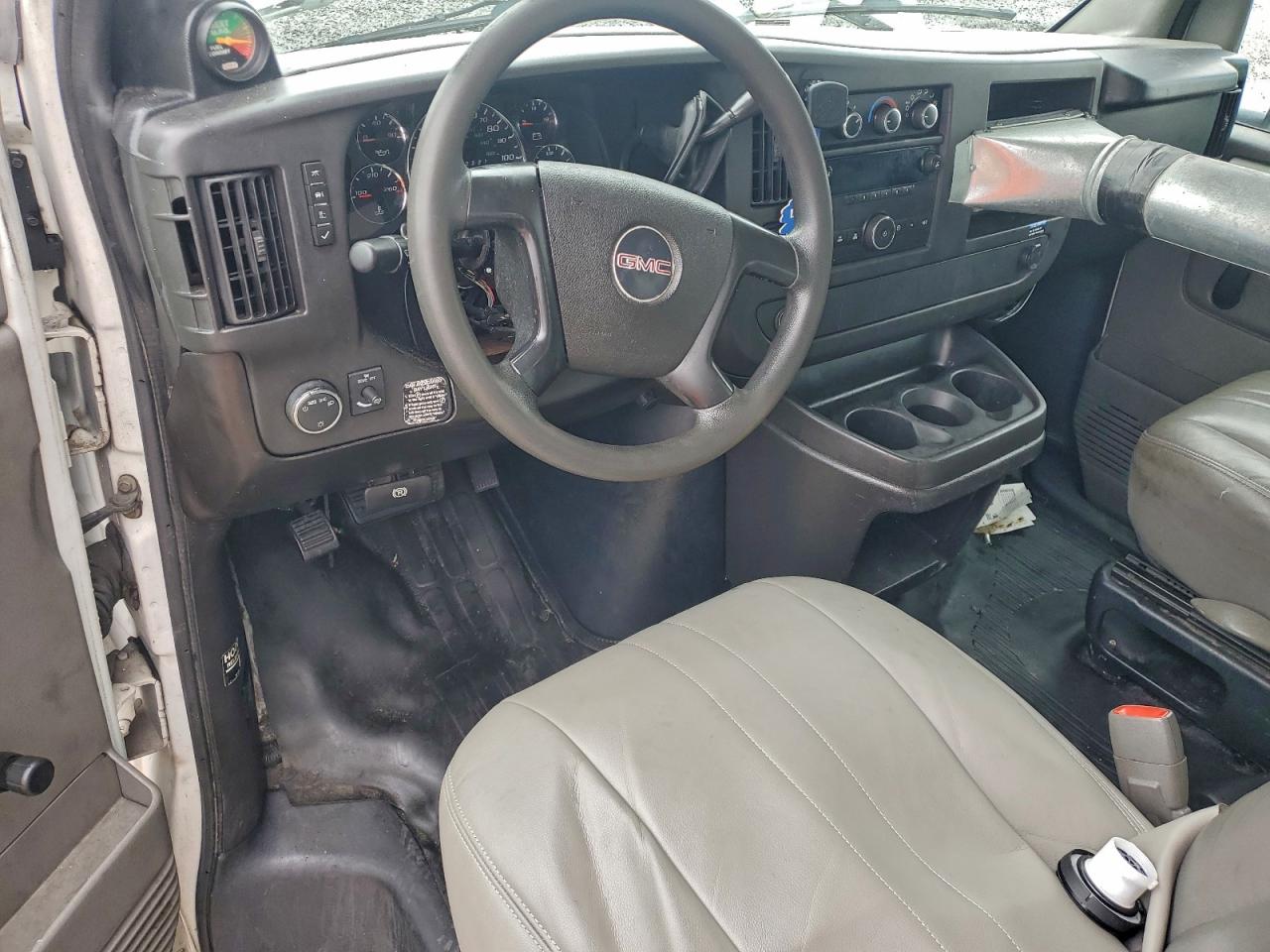 GMC Savana Cutaway G3500 Image 8