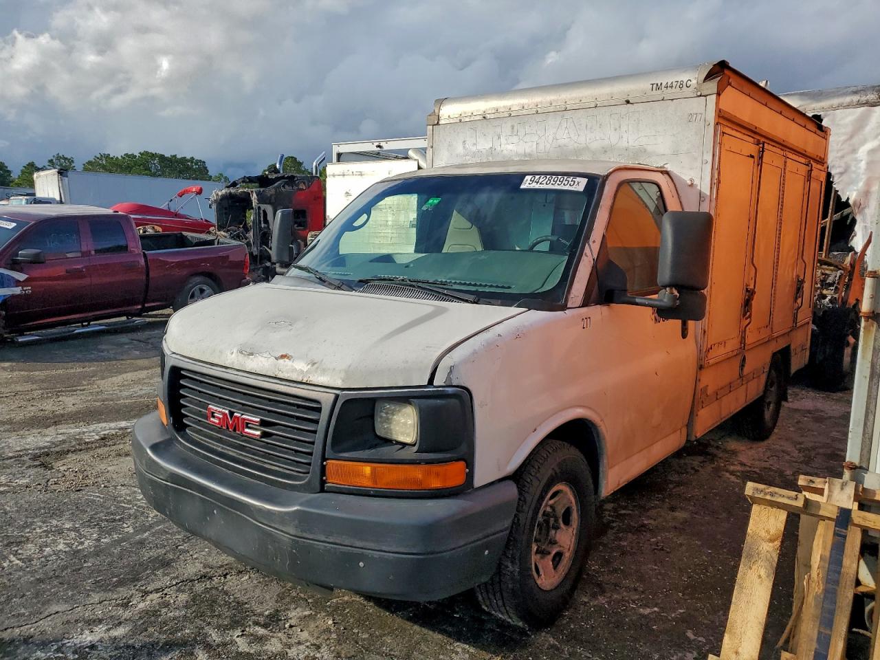 GMC Savana Cutaway G3500 Image 1