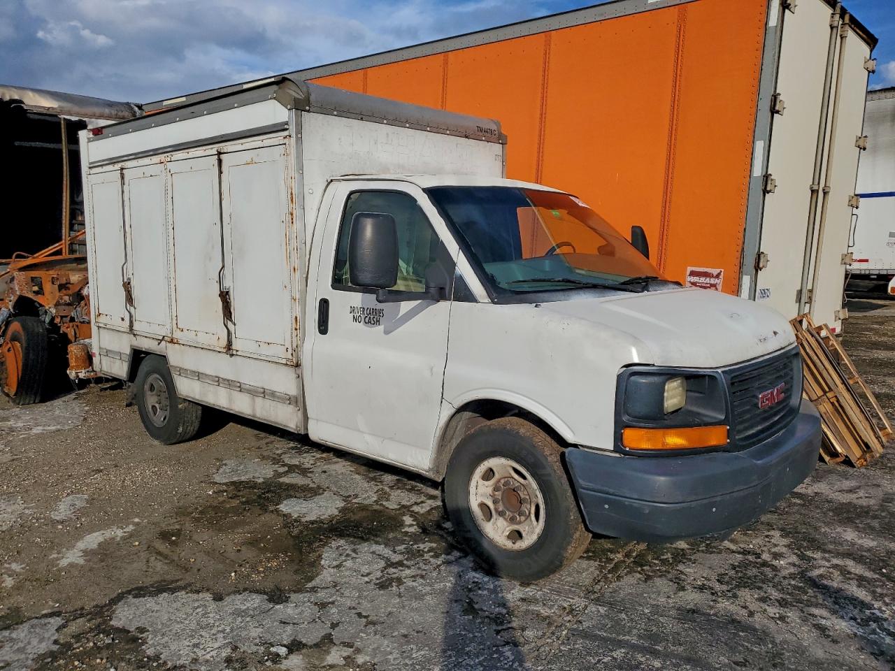 GMC Savana Cutaway G3500 Image 3