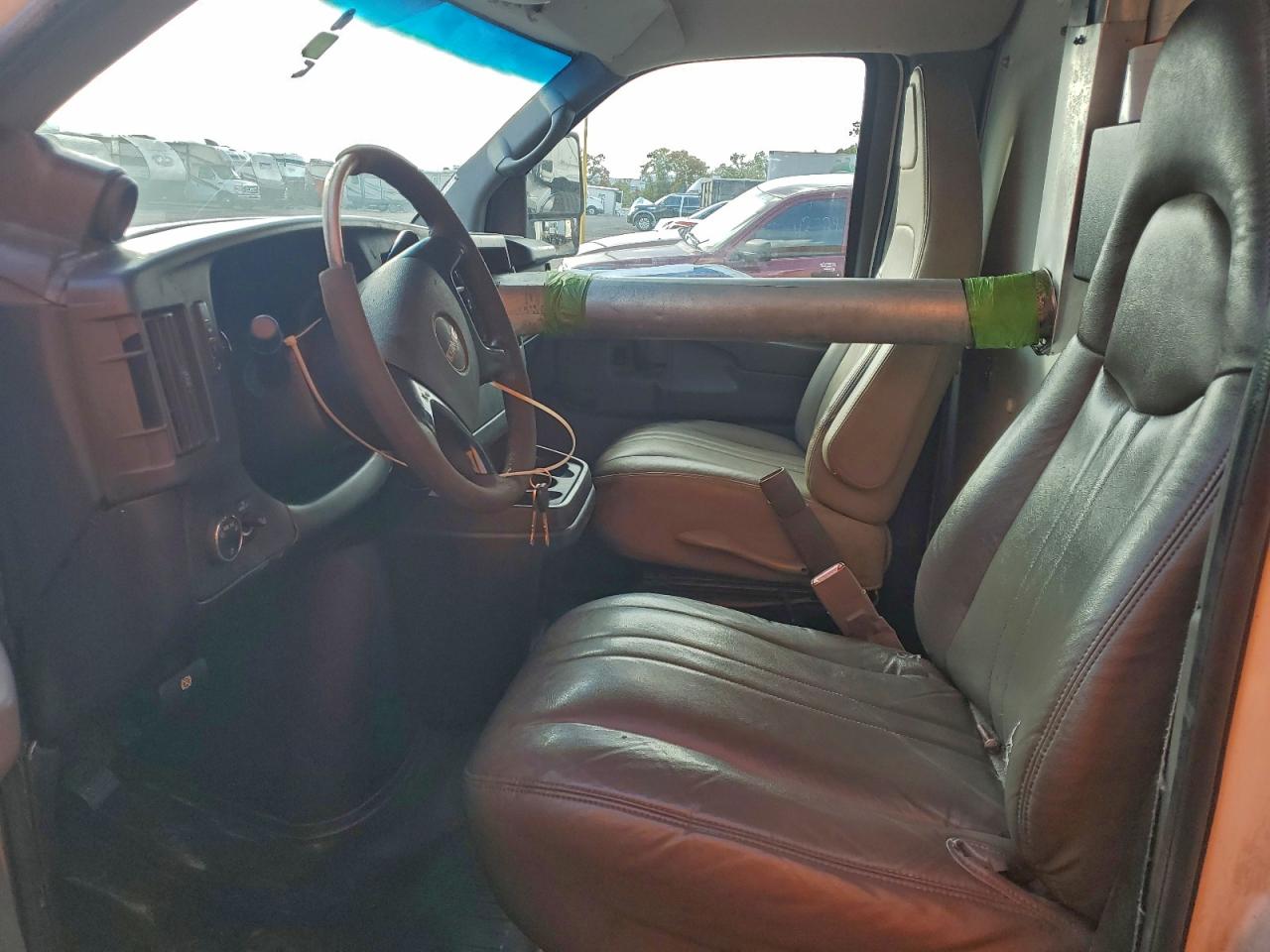 GMC Savana Cutaway G3500 Image 9