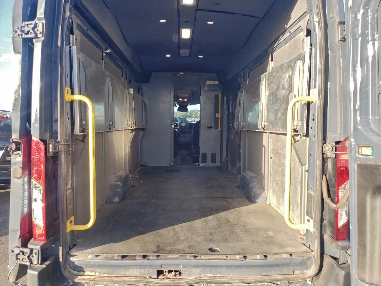 Ford Transit T-250 Image 13