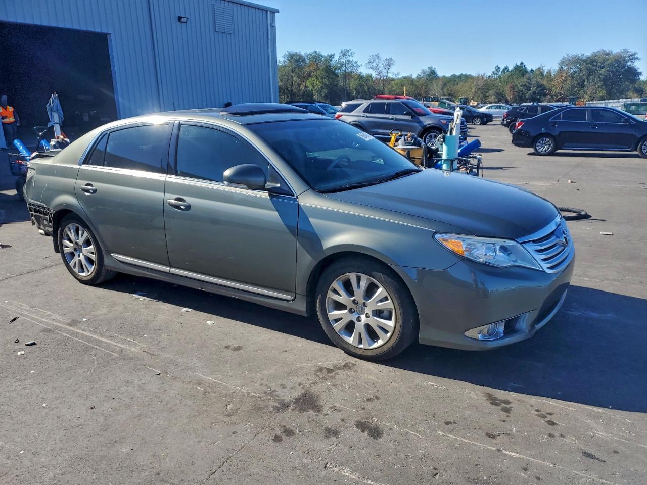 Toyota Avalon Base Image 9