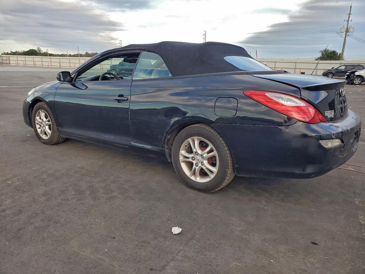 Toyota Camry Se Image 10