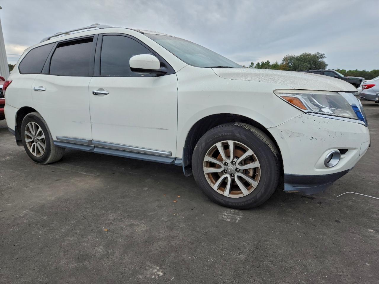 Nissan Pathfinder S Image 2