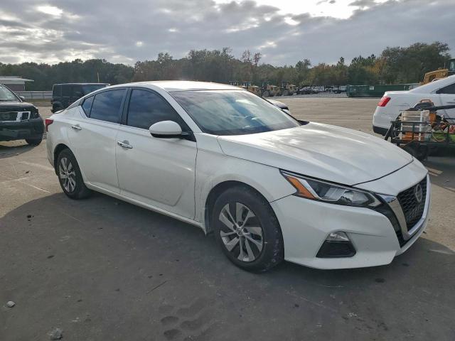 Nissan Altima S Image 10