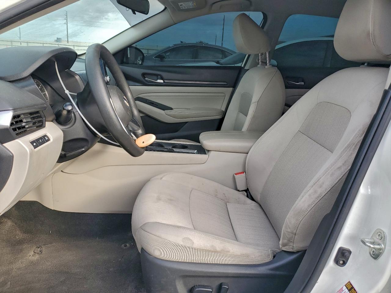 Nissan Altima S Image 11