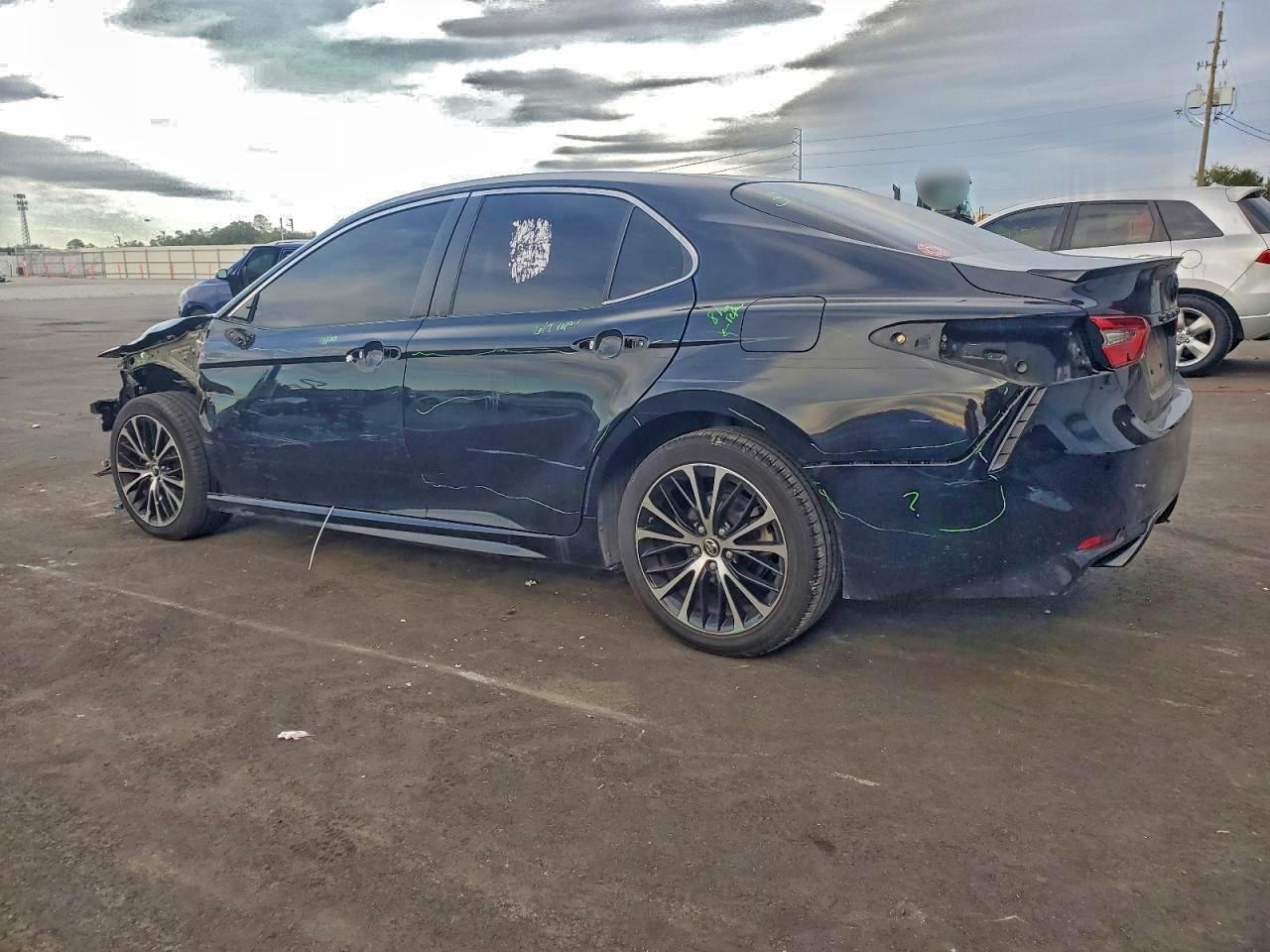 Toyota Camry L Image 6