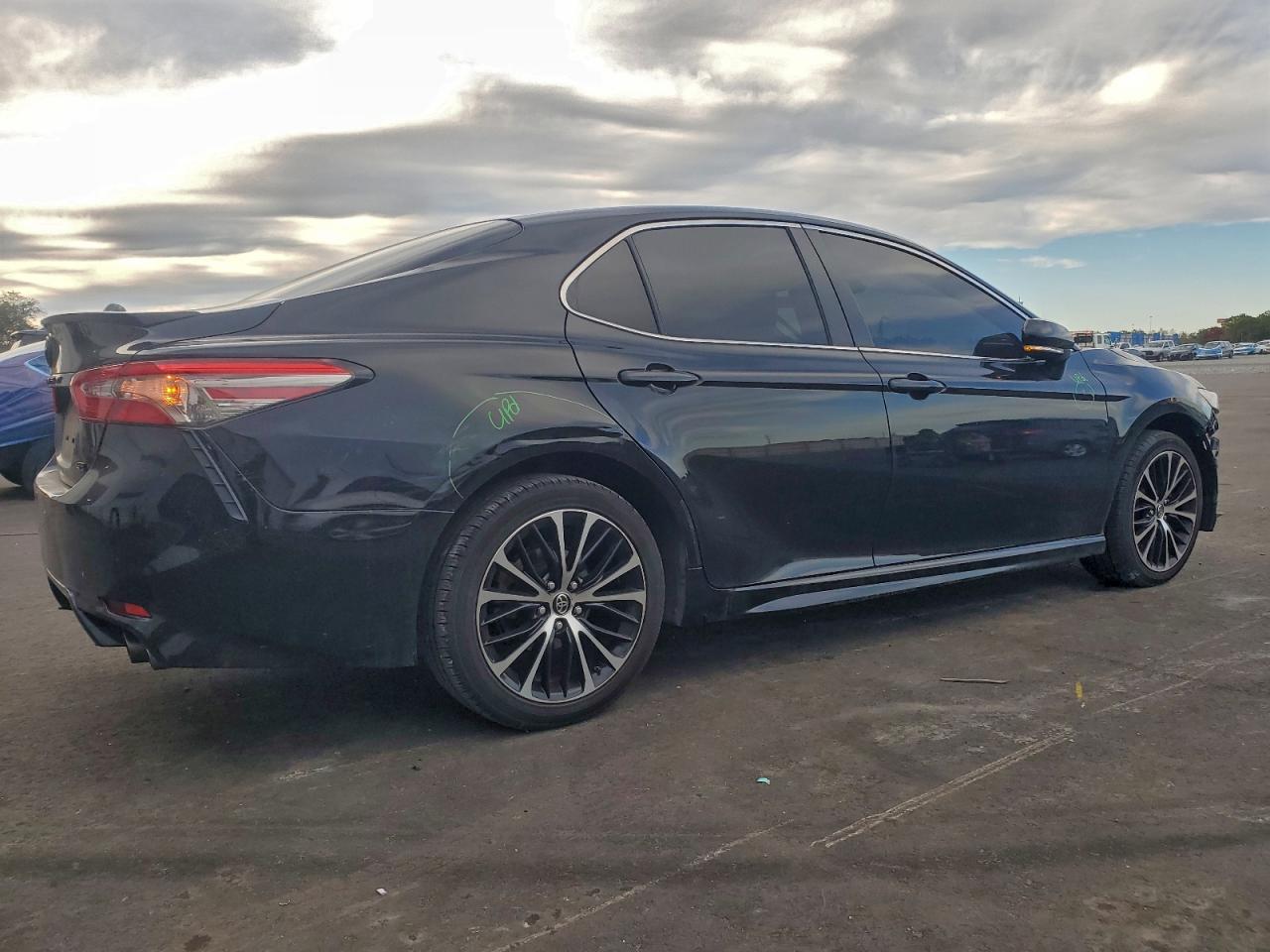 Toyota Camry L Image 4