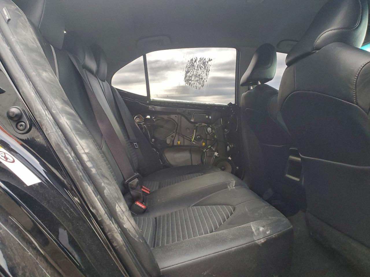 Toyota Camry L Image 8