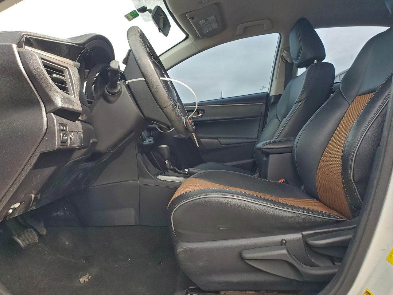 Toyota Corolla L Image 6