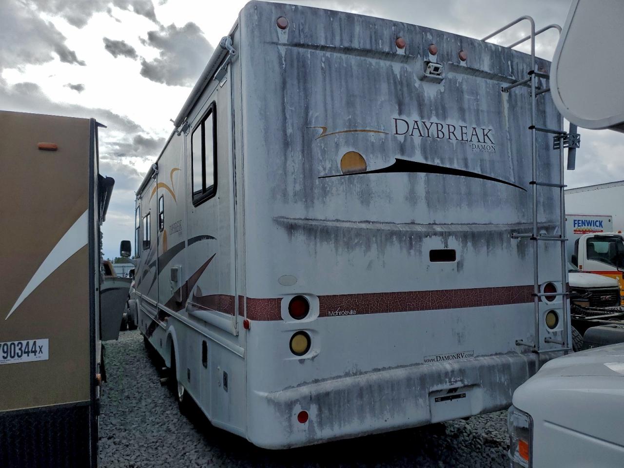 Ford F-550 Super Duty Stripped Chassis Image 2