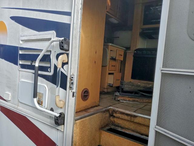 Ford F-550 Super Duty Stripped Chassis Image 7