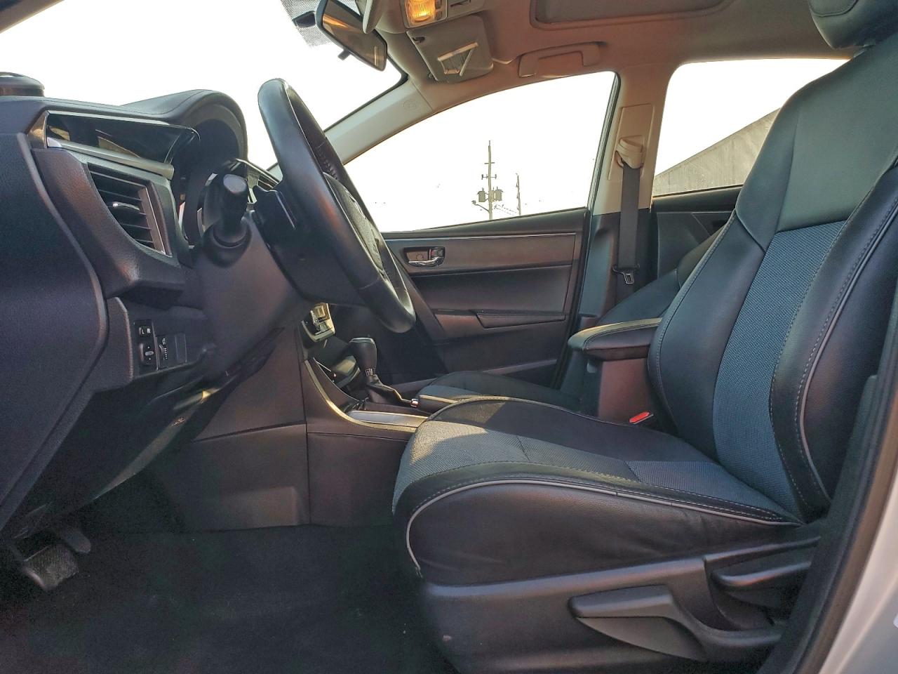 Toyota Corolla L Image 9