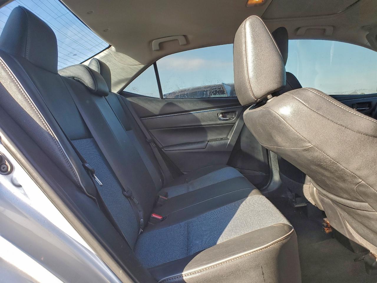 Toyota Corolla L Image 6