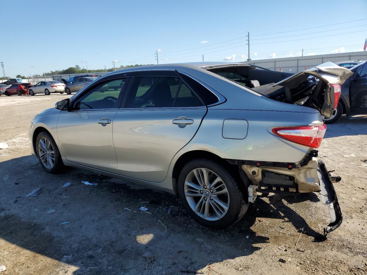 Toyota Camry Le Image 4