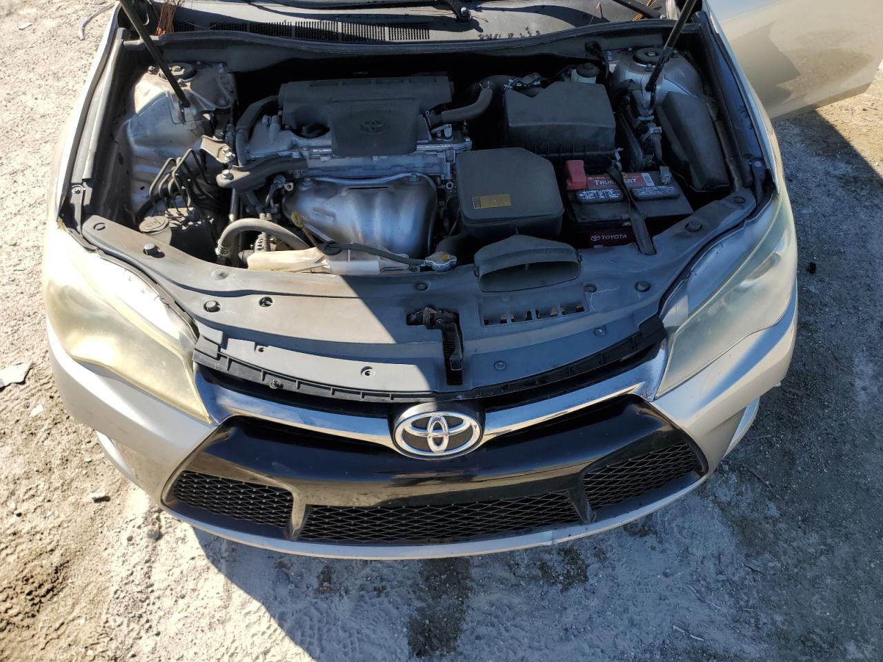 Toyota Camry Le Image 11