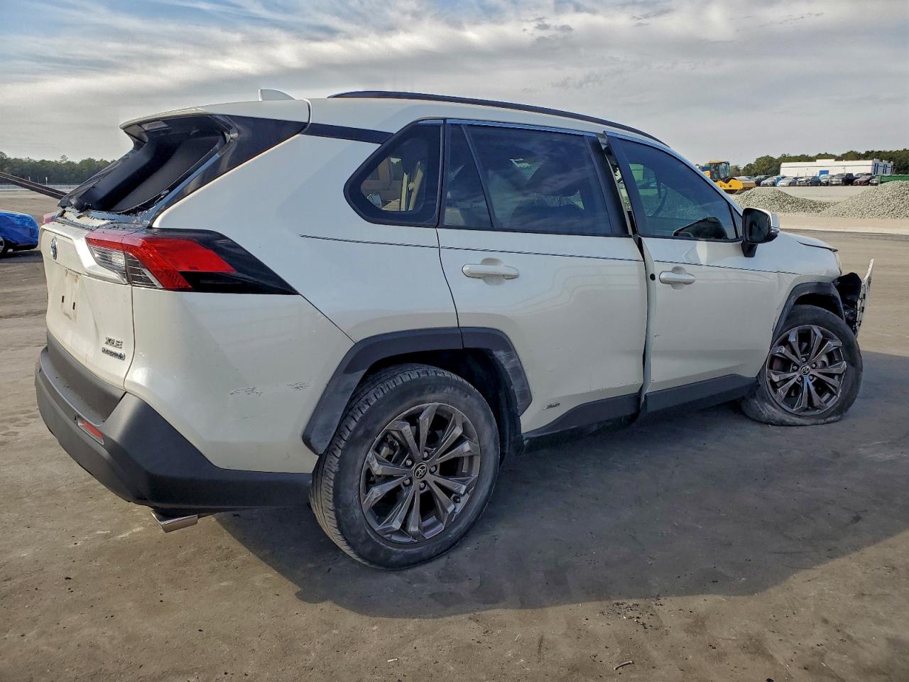 Toyota RAV4 Xle Premium Image 5