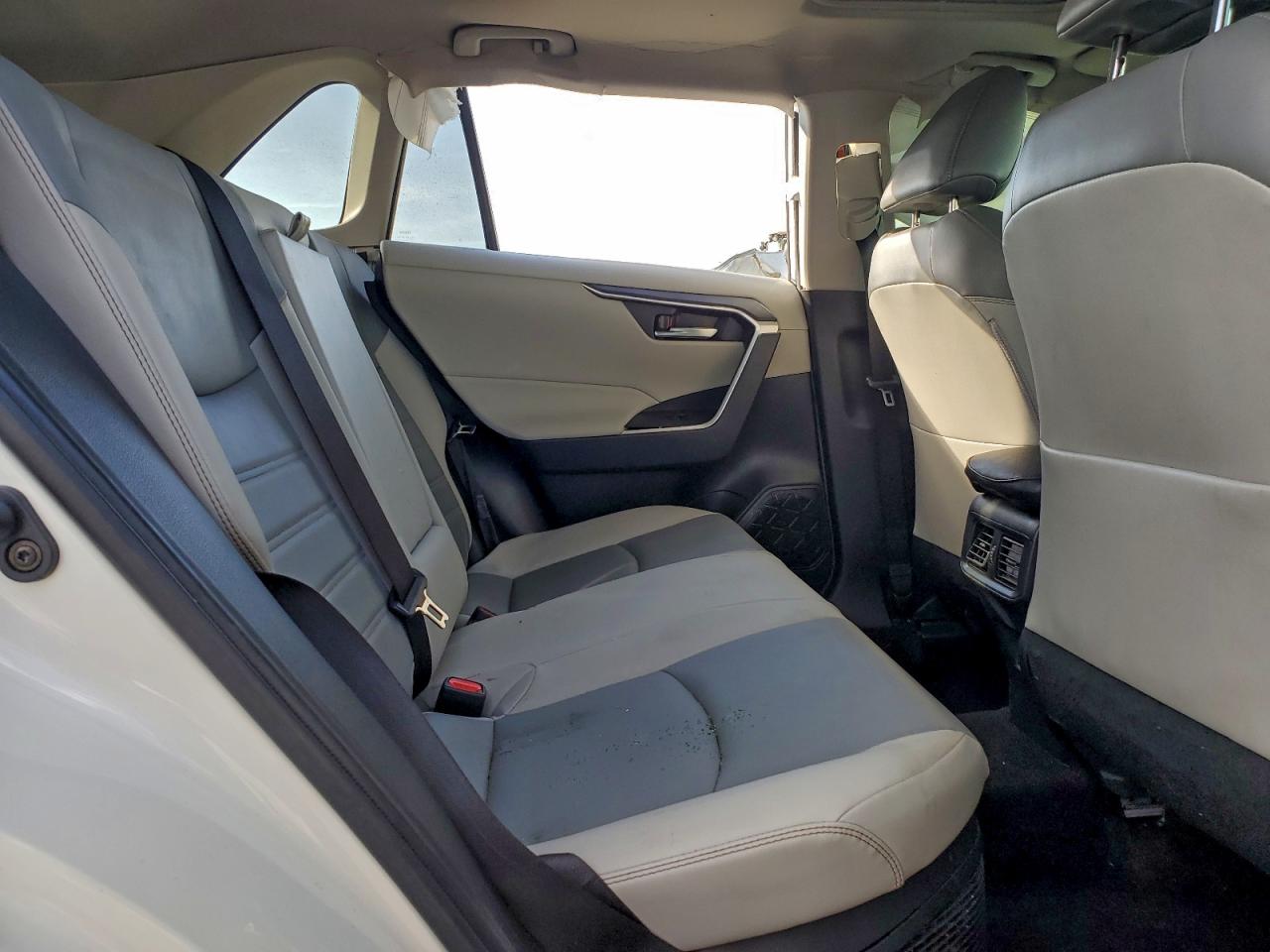 Toyota RAV4 Xle Premium Image 8