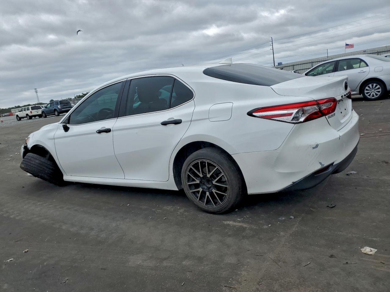 Toyota Camry L Image 2